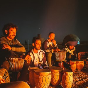 noche tambores desierto