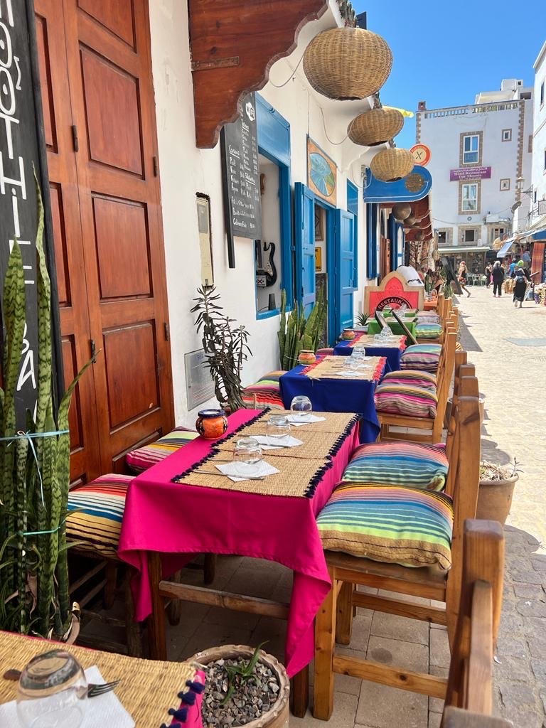 Terraza colorida con vistas al mar de Essaouira